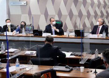 Diretora da Precisa diz não haver ilegalidade em negociação da Covaxin