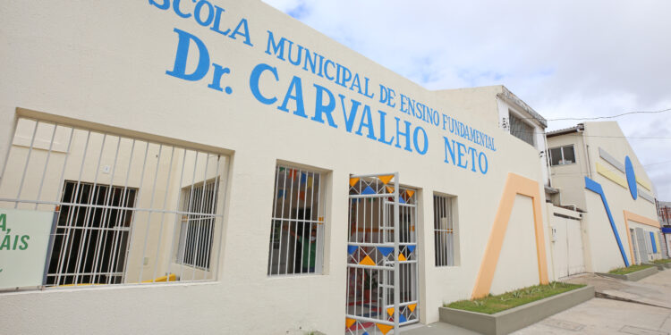 Reforma da Emef Carvalho Neto agrada comunidade escolar e moradores do Novo Paraíso