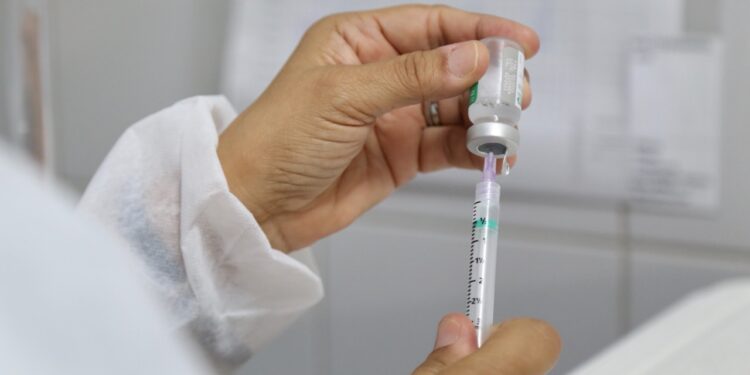 Aracaju antecipa segunda dose de AstraZeneca a partir desta segunda-feira, 26