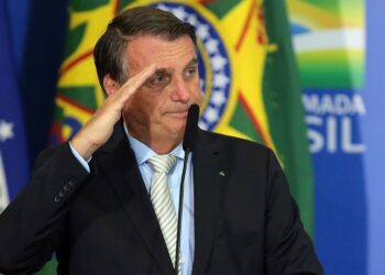 Presidente Jair Bolsonaro tem alta na manhã deste domingo (18)