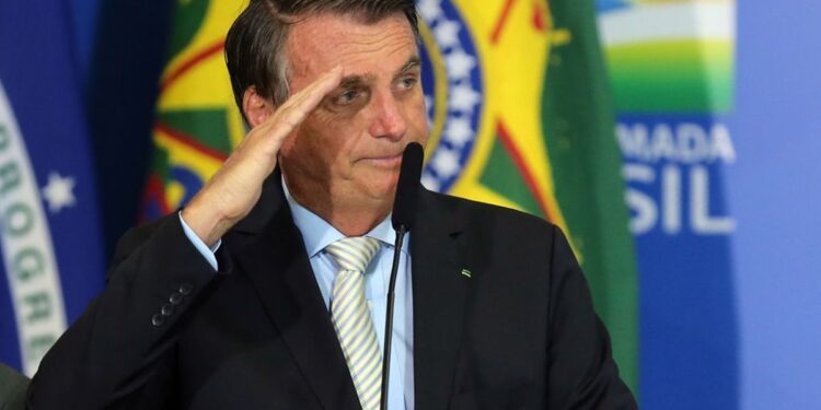 Presidente Jair Bolsonaro tem alta na manhã deste domingo (18)