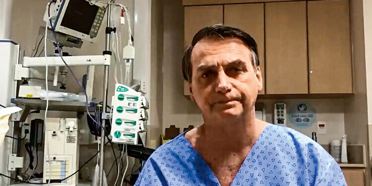 Bolsonaro tem sonda retirada, iniciará alimentação e apresenta melhora, diz novo boletim