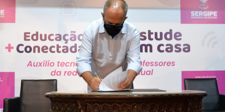 Educação Mais Conectada: professores já podem aderir ao auxílio tecnológico