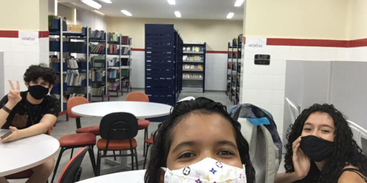 Alunos do Atheneu realizam campanha para doação de livros