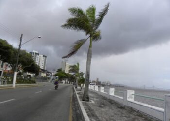 Frente fria poderá provocar ventos com intensidade de até 60 km/h no litoral de Sergipe