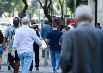 Média de mortes por covid-19 está em queda desde  junho, diz Fiocruz