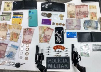 PM prende dupla por porte ilegal de arma de fogo na Barra dos Coqueiros