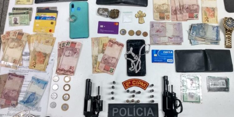 PM prende dupla por porte ilegal de arma de fogo na Barra dos Coqueiros