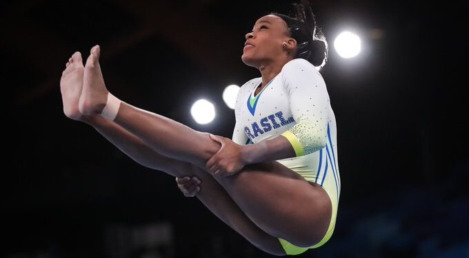 Rebeca Andrade fatura prata, 1ª medalha na ginástica feminina do país