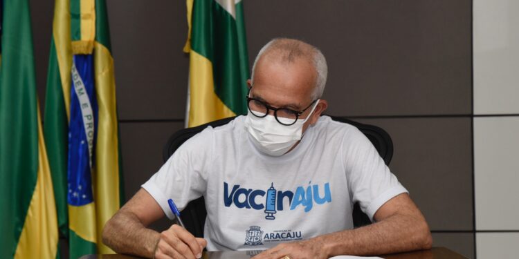 Aracaju amplia reabertura gradual das atividades econômicas e autoriza retorno às aulas