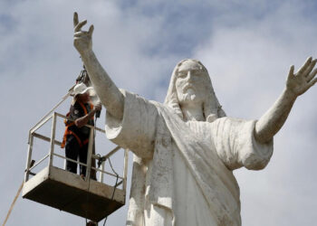 Prefeitura de São Cristóvão inicia a limpeza e restauração da imagem do Cristo Redentor