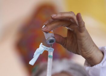 Nenhuma dose de vacina vencida é repassada aos estados, diz ministério