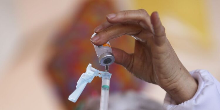 Nenhuma dose de vacina vencida é repassada aos estados, diz ministério