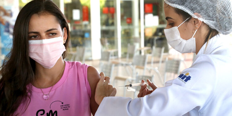Sem óbito por covid nas últimas 24h, Aracaju vacina mais 2.044 pessoas contra a doença