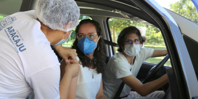 Há dois dias sem óbito por covid, Aracaju segue avançando na imunização por faixa etária