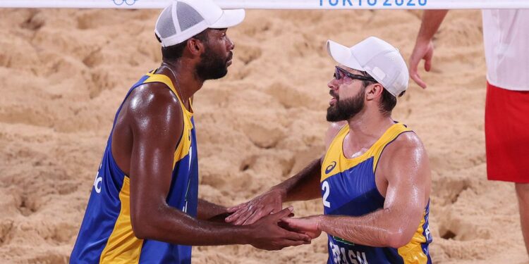 Tóquio: Evandro e Bruno Schmidt avançam às oitavas no vôlei de praia