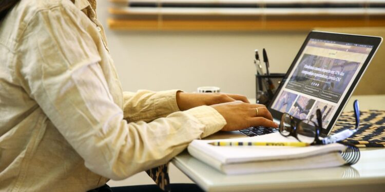 Trabalho remoto gerou economia de R$ 1,4 bi no Executivo federal