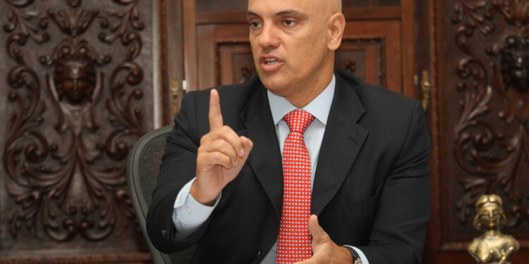 Moraes mostra pressa e manda PF analisar já na operação celulares de Sérgio Reis e deputado