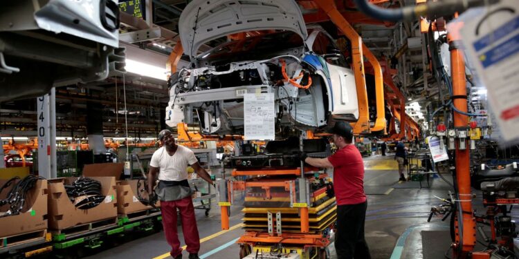 Falta de peças provoca queda na produção de veículos em julho