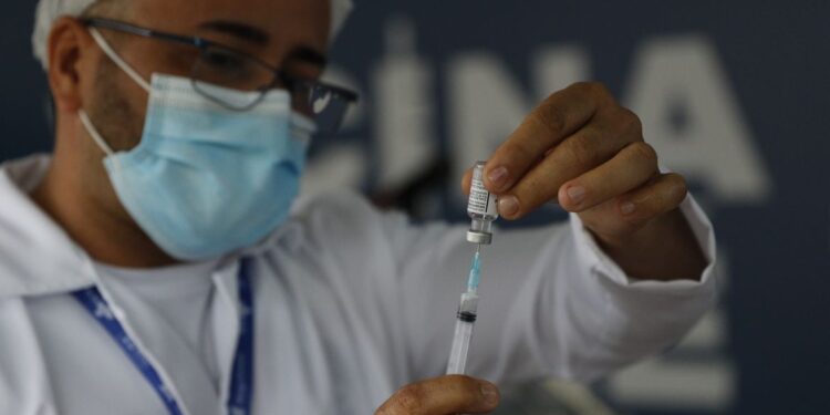 Covid-19: Brasil tem menor média móvel de mortes desde janeiro