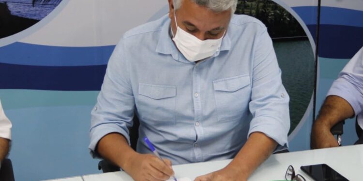 Prefeito assina ordem de serviço para recapeamento asfáltico em Pirambu