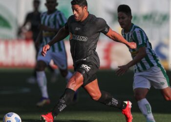 Atlético-MG vira contra Juventude e pula para ponta do Brasileirão