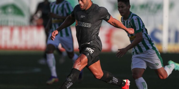 Atlético-MG vira contra Juventude e pula para ponta do Brasileirão