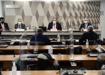 Hélcio Bruno nega envolvimento em irregularidade na compra de vacina