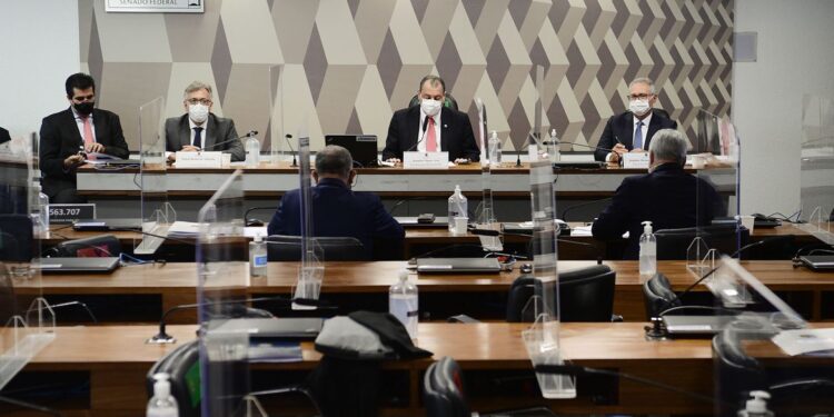 Hélcio Bruno nega envolvimento em irregularidade na compra de vacina