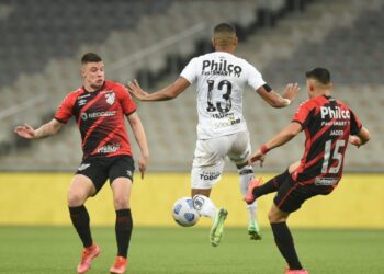 Athletico-PR sai na frente do Santos nas quartas da Copa do Brasil