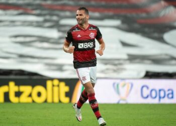 Atuação de Thiago Maia reacende discussão sobre meio de campo do Flamengo