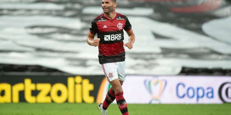 Atuação de Thiago Maia reacende discussão sobre meio de campo do Flamengo