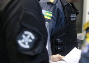 Homem é preso e polícia descobre mandado de prisão por roubo e corrupção de menores