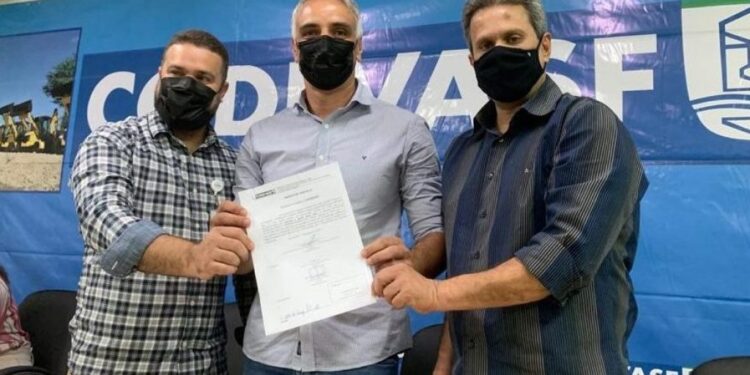 Juca assina ordem de serviço para pavimentação asfáltica em Laranjeiras