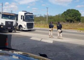 PRF flagra seis caminhoneiros portando “rebites” no município de Malhada dos Bois