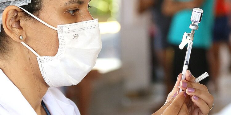 Aracaju realiza programação para vacinação de jovens de 18 a 21 anos neste sábado e domingo