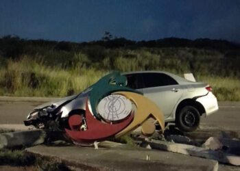 Motorista colide com poste na avenida Lauro Porto e abandona o carro no local