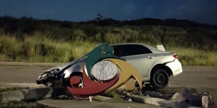 Motorista colide com poste na avenida Lauro Porto e abandona o carro no local