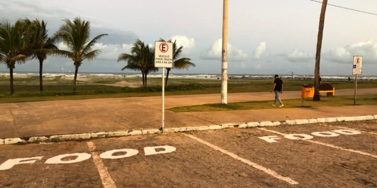 Prefeitura organiza espaços para food trucks em orlas da capital