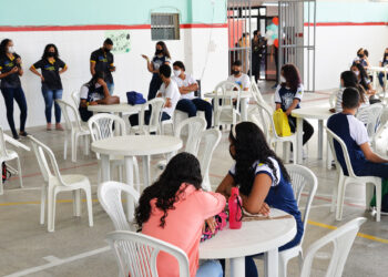 Alunos da rede estadual comemoram retorno das aulas presenciais