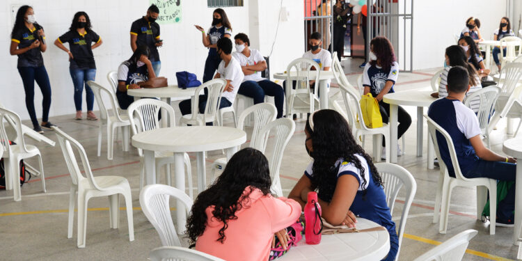 Alunos da rede estadual comemoram retorno das aulas presenciais