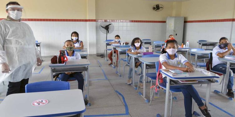 Volta às aulas presenciais é marcada pela transição do ensino remoto para o híbrido