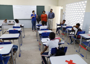 Aulas presenciais: Escolas estaduais iniciam atividades no formato híbrido