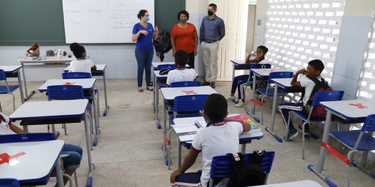 Aulas presenciais: Escolas estaduais iniciam atividades no formato híbrido