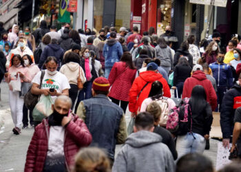 Brasil notifica 331 novas mortes pela covid em 24 horas, terceiro menor registro do ano