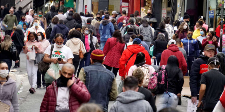 Brasil notifica 331 novas mortes pela covid em 24 horas, terceiro menor registro do ano