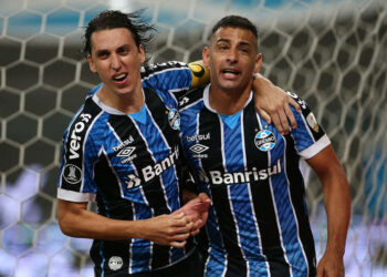 Imagens de jogadores do Grêmio em festa viralizam e irritam torcedor; direção tem mais um problema a resolver