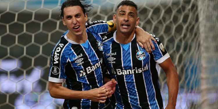 Imagens de jogadores do Grêmio em festa viralizam e irritam torcedor; direção tem mais um problema a resolver