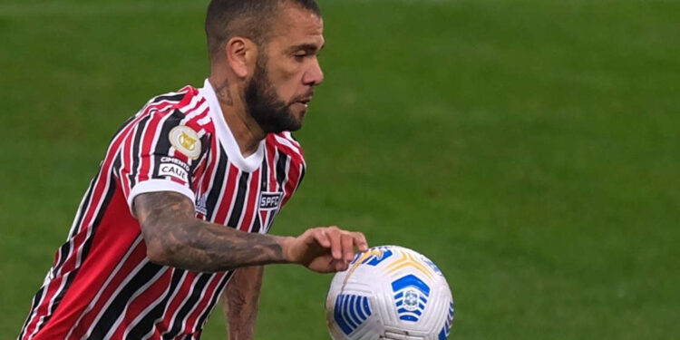 Diretoria do São Paulo expõe bastidores da situação de Daniel Alves e assunto é encerrado