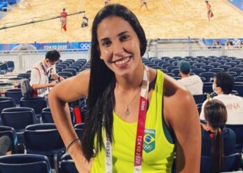 Duda, do Vôlei de Praia, recebe homenagem da Alese